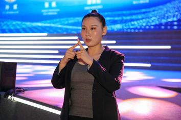 爱善天使集团六周年万人庆典手语老师暖动会场