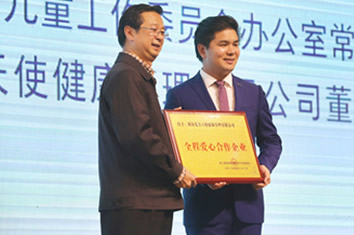 爱善天使创始人张帆再登湖南电视台，携小黄巾惊艳亮相第二届新家庭教育文化节！